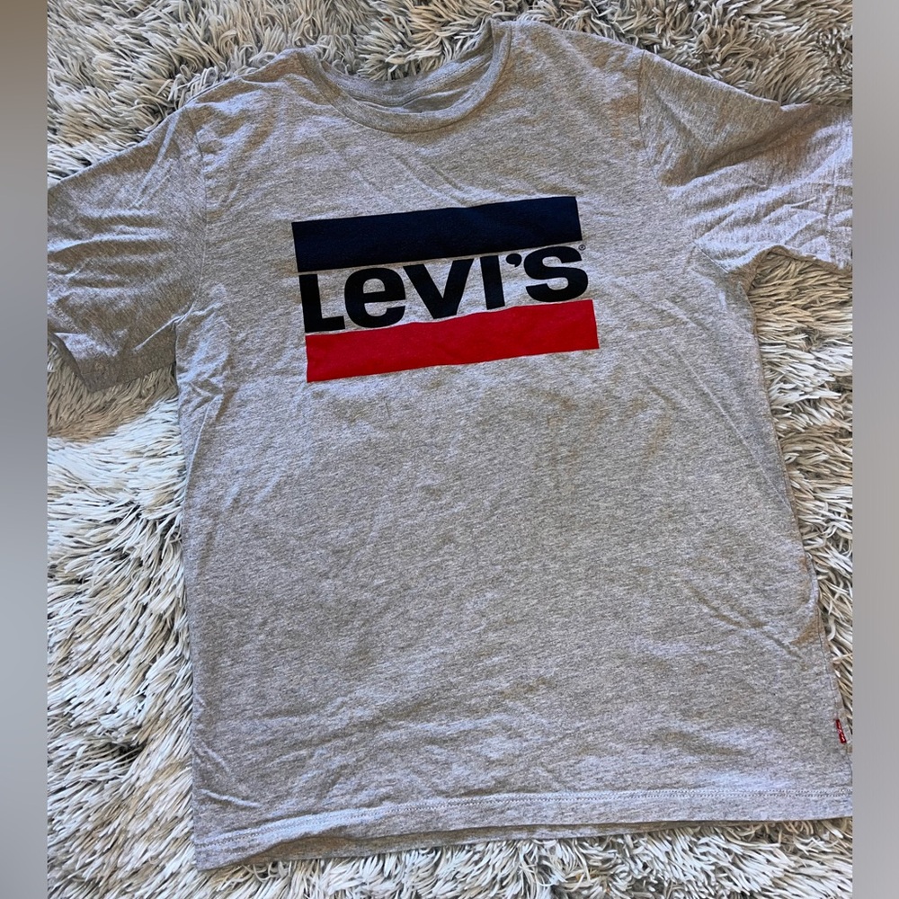 Levi’s Graphic Tee